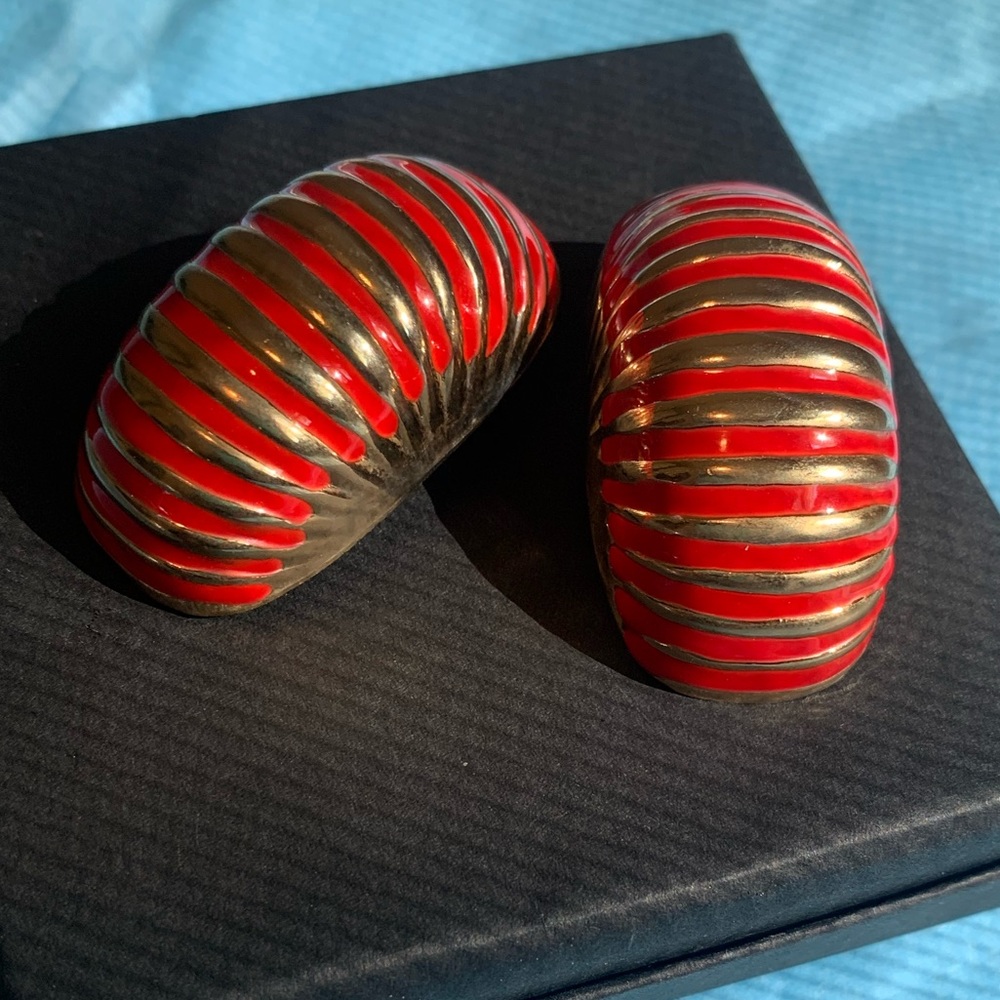 2/$15 DEAL VNT 80s gold & red shell earrings